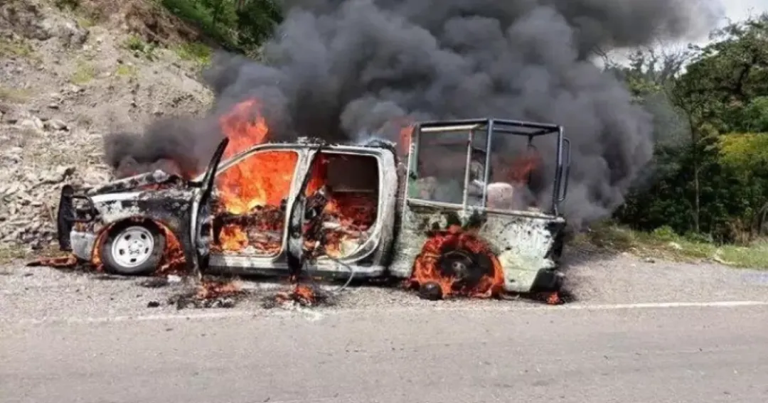 Policías fueron emboscados con 700 disparos y cinco fueron calcinados