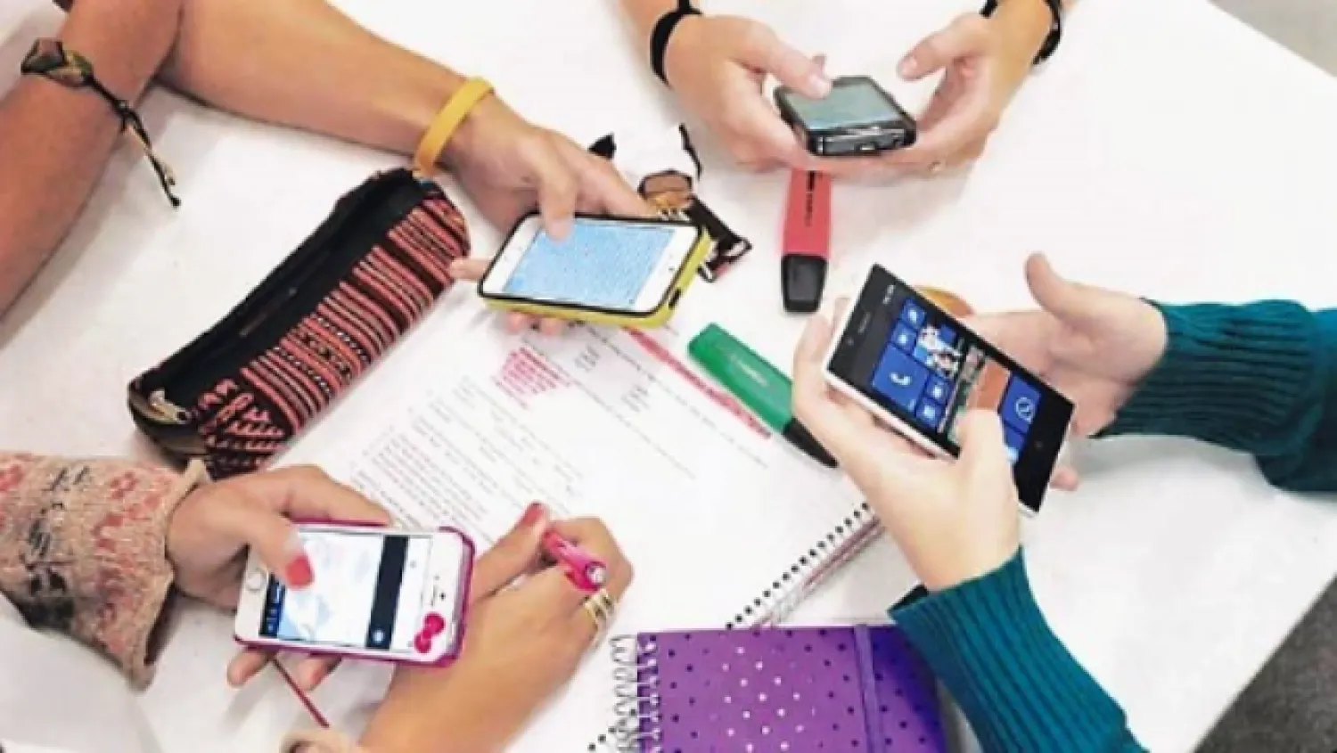 Regular, no prohibir: Educación apunta al uso responsable del celular en las aulas