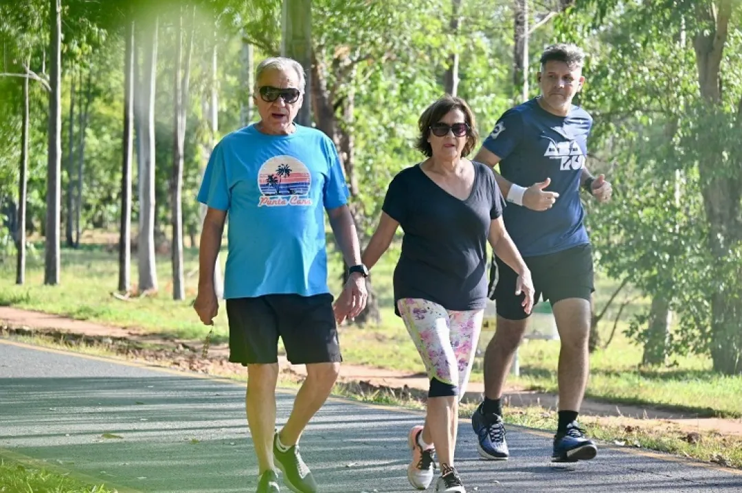 Caminar más de 9.000 pasos al día reduce en un 39% el riesgo de muerte, revelan estudios