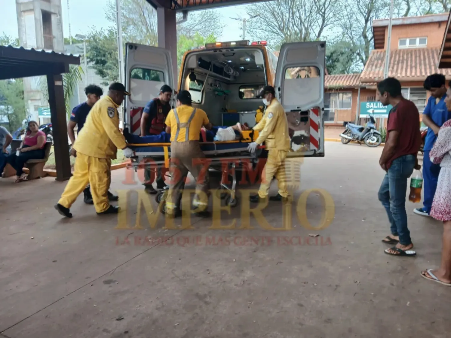 Estudiante de medicina cayó del segundo piso y fue trasladado al hospital
