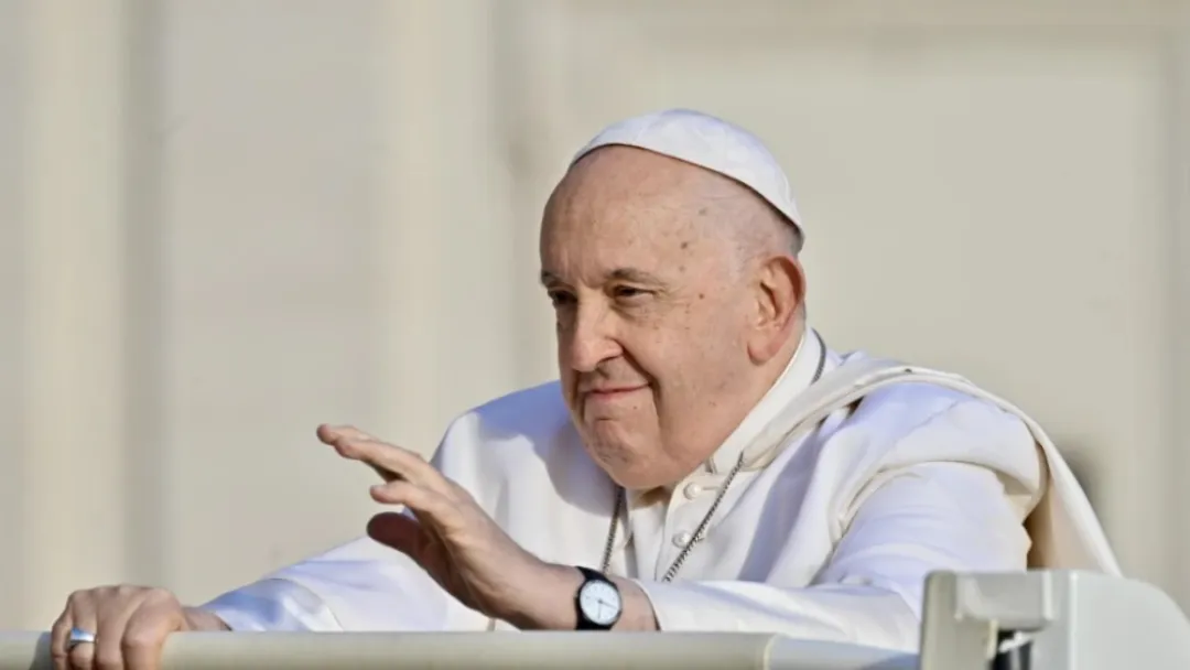 El papa Francisco reaparece para el Urbi et Orbi y condena “la carrera de rearme”