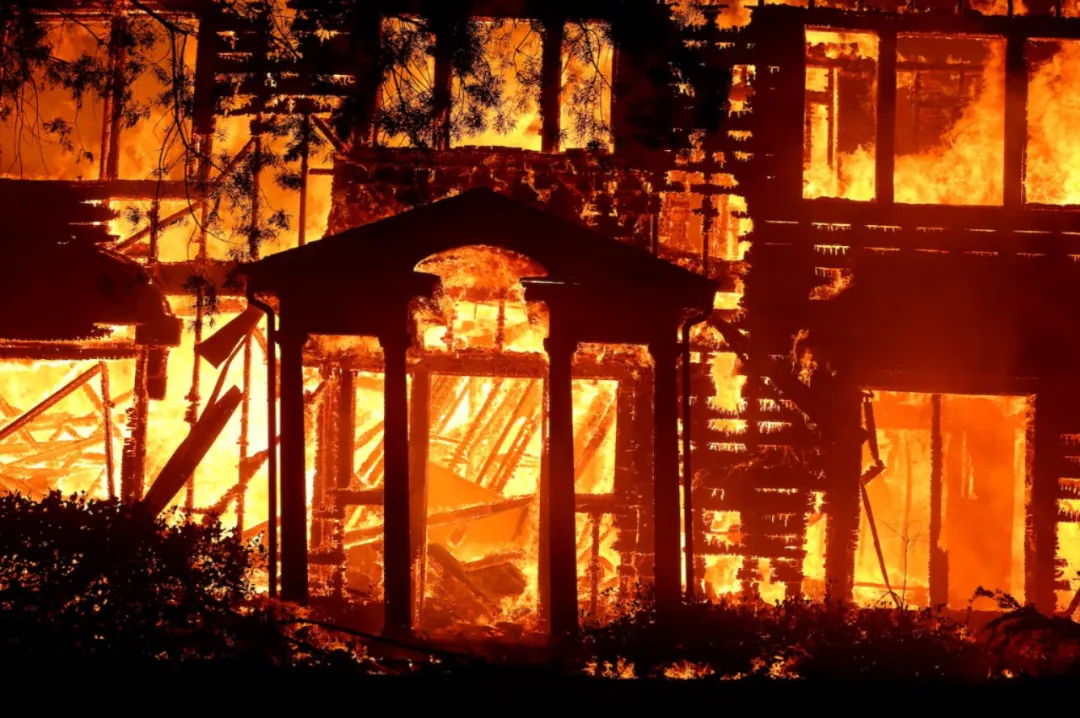 Infierno en Los Ángeles: al menos 2 muertos y 30.000 evacuados por incendios