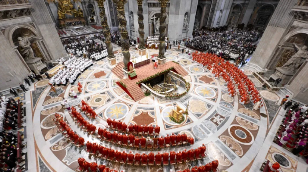 Los cardenales se retiran a almorzar antes de encerrarse en la Capilla Sixtina