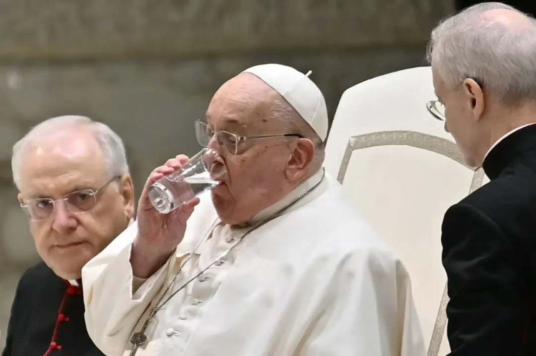 El papa Francisco no logra leer su discurso por una bronquitis