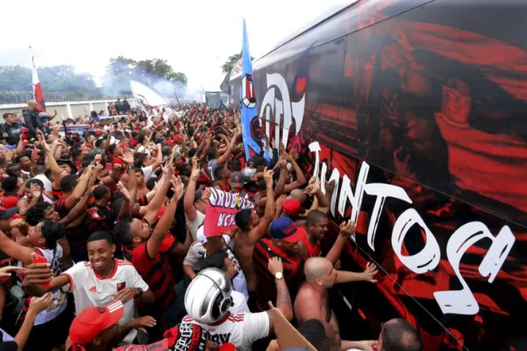 Se organiza un plan especial de tráfico para acompañar a los hinchas y la delegación del Flamengo a Galeão