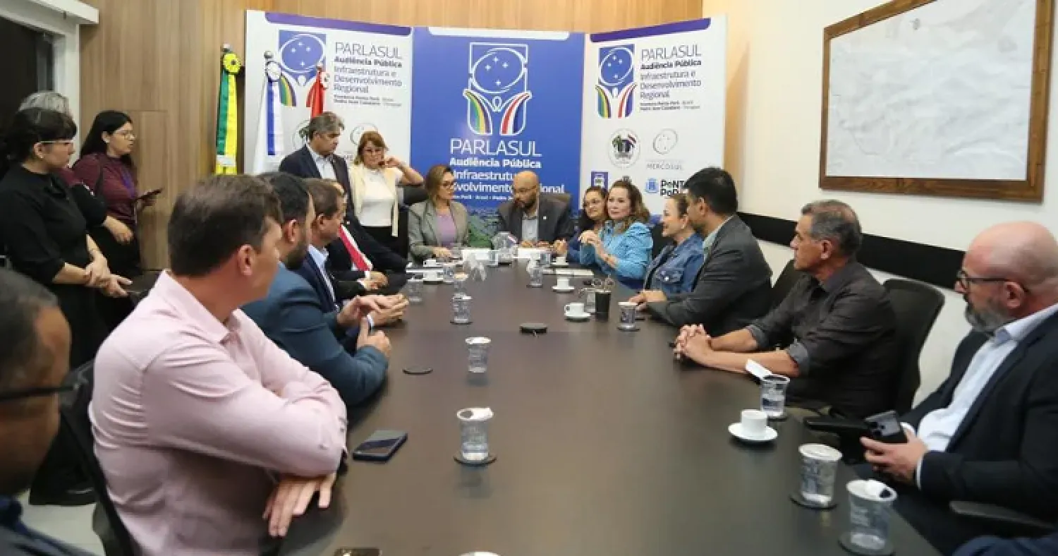 Parlamentarios paraguayos participan en una reunión en el Ayuntamiento de Ponta Porã