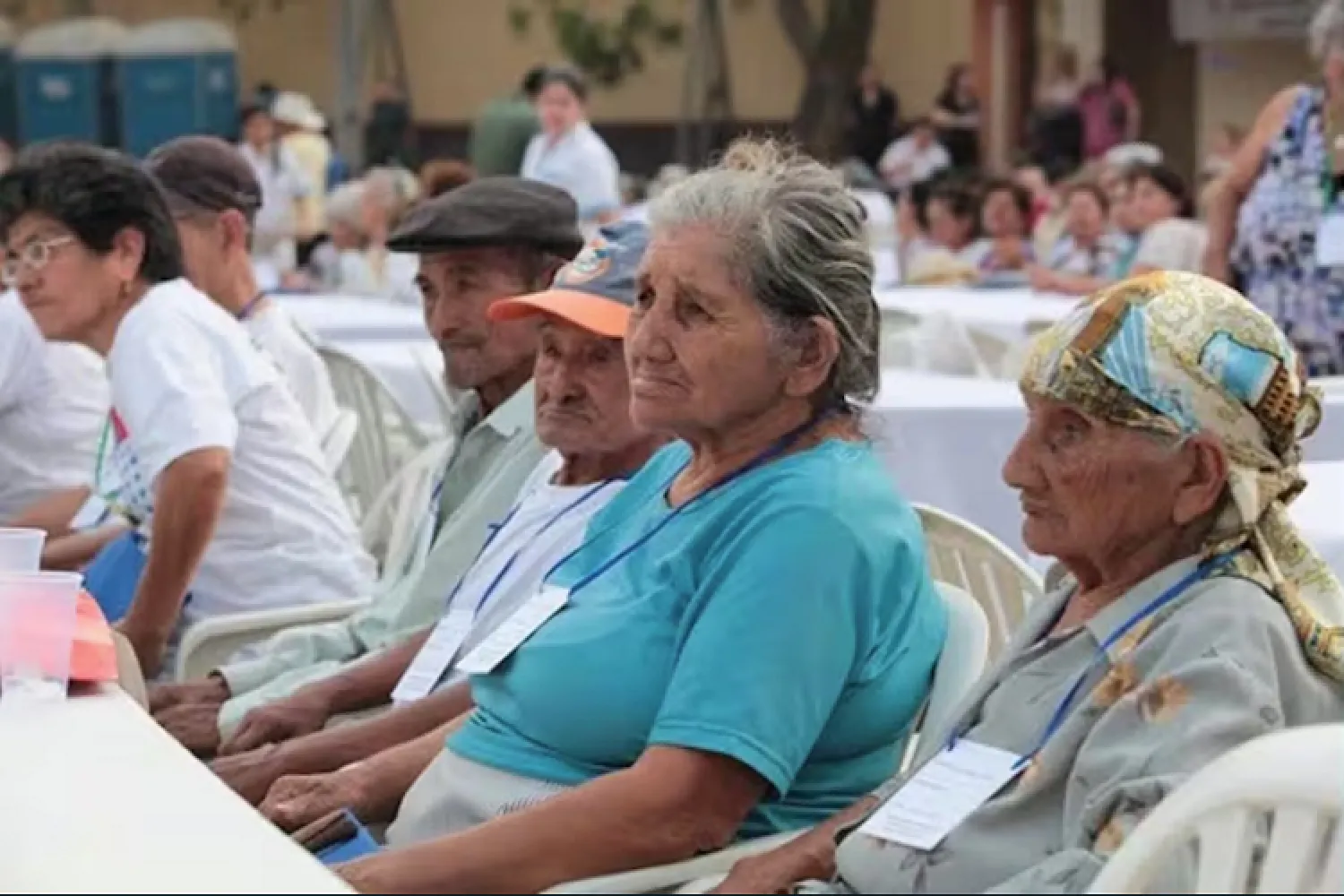Adultos mayores podrían pagar solo la mitad en tarifas de Ande y Essap