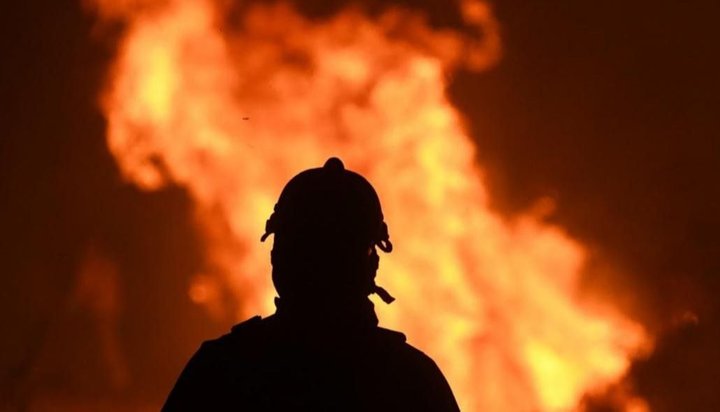 Corto circuito generó incendio en local de comidas rápidas