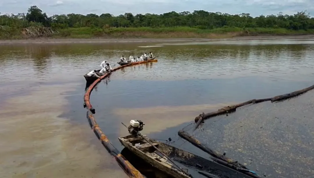 Declaran “emergencia ambiental” en Perú por derrame de petróleo en el mar
