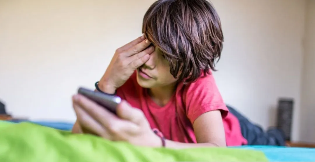 El uso excesivo de pantallas en adolescentes podría causar problemas de sueño y depresión