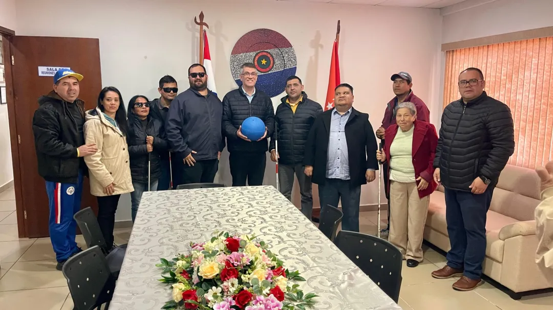 Miembros de la Asociación de Personas con Discapacidad Visual del Amambay visitan al Intendente