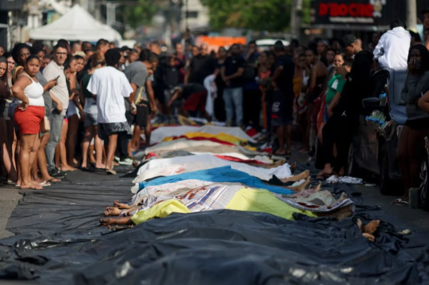 Civiles trasladaron más de 50 cadáveres a una plaza de Río de Janeiro: los hallaron en una zona boscosa
