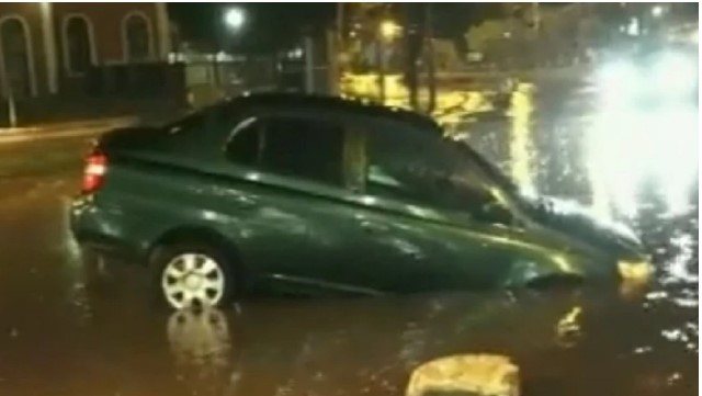 Intensa tormenta deja a su paso raudales, cables sueltos, árboles caídos y otros daños