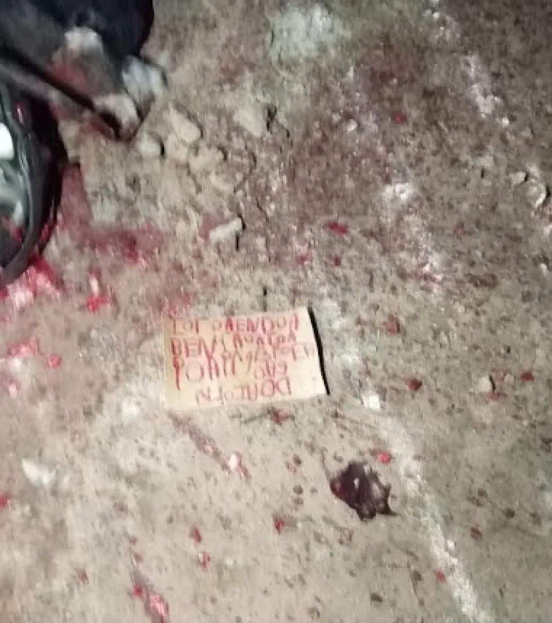 Sigue la inseguridad en nuestra ciudad, acribillan a un hombre, un herido y dejan panfleto