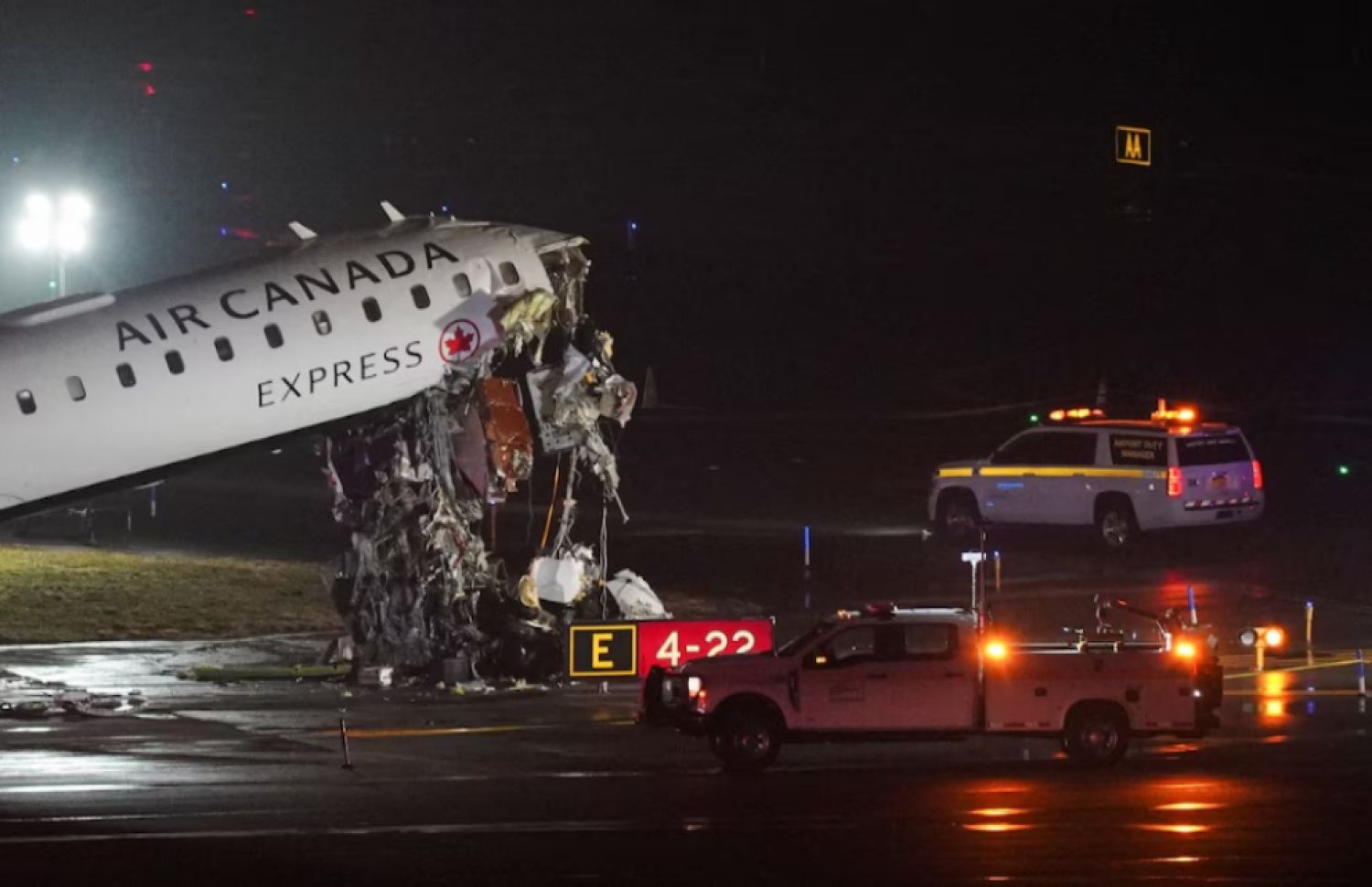 Un avión chocó con un camión de bomberos en el aeropuerto LaGuardia en Nueva York: al menos dos muertos