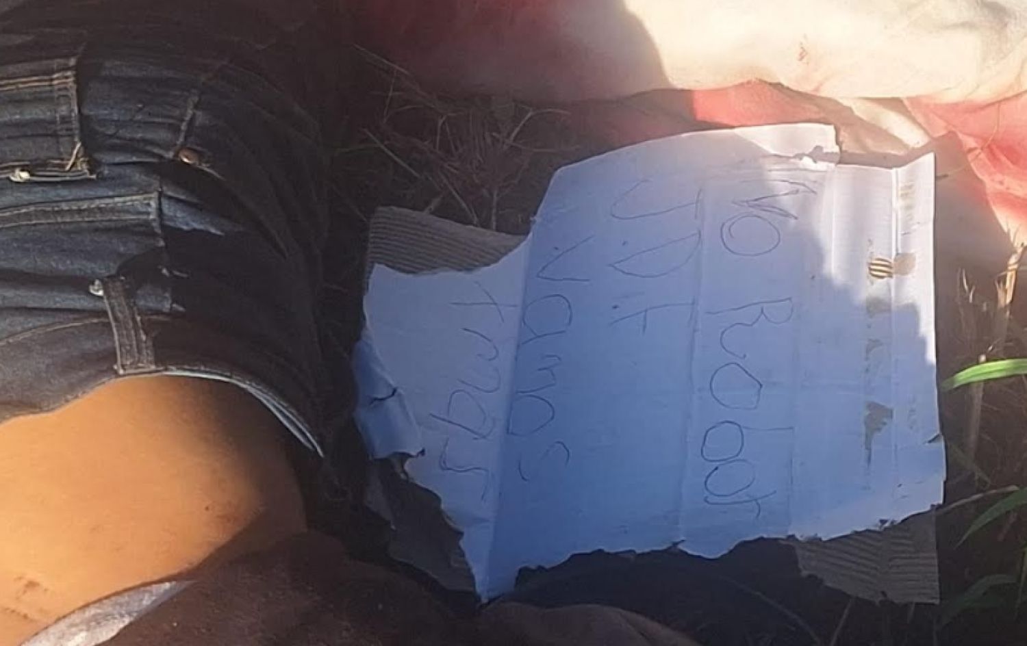 Hallan cadaver en el barrio General Genes con signos de tortura y un escrito junto al cuerpo