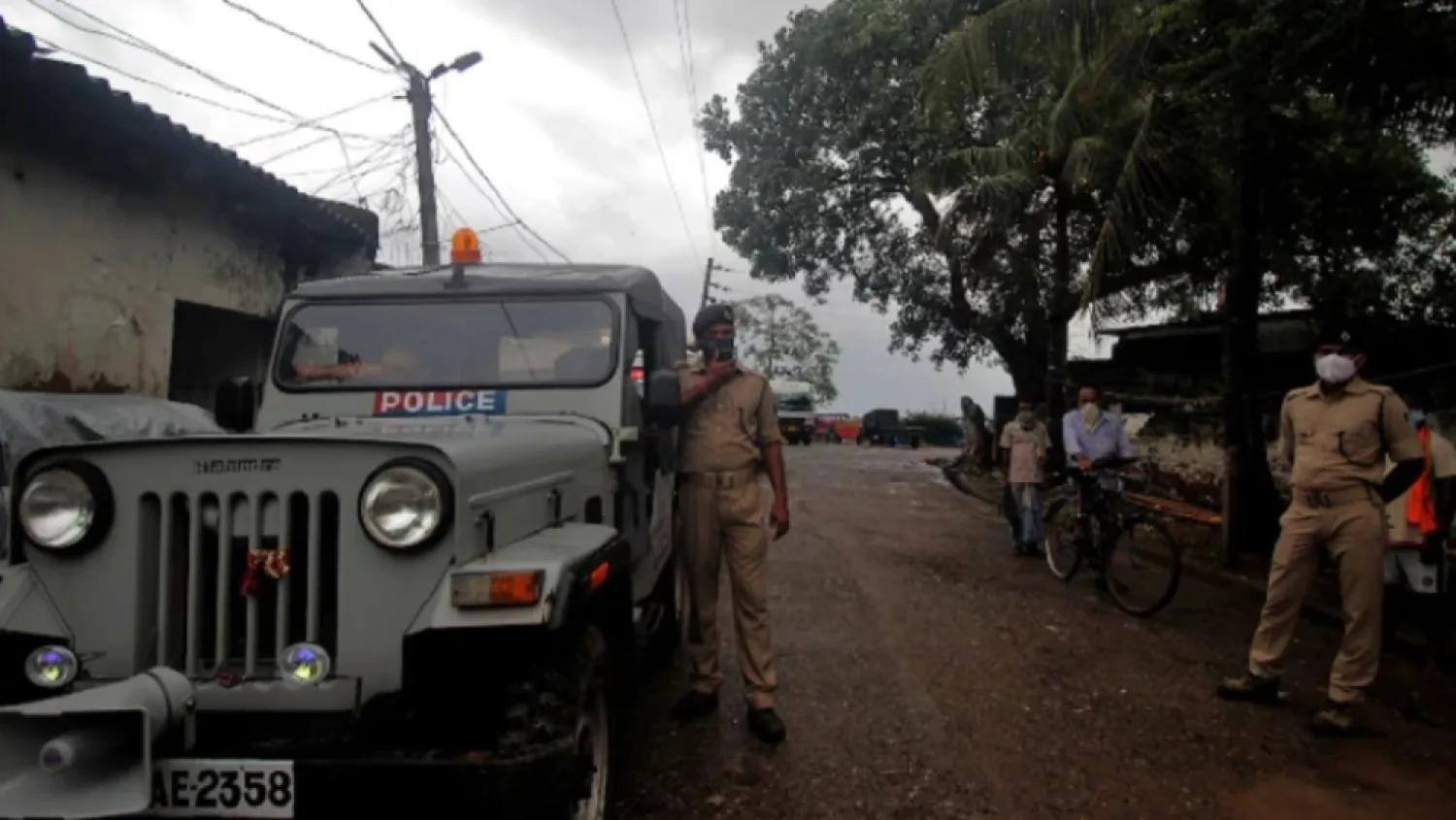 Un hombre lleva el cadáver de su hermana a un banco en la India para retirar su dinero