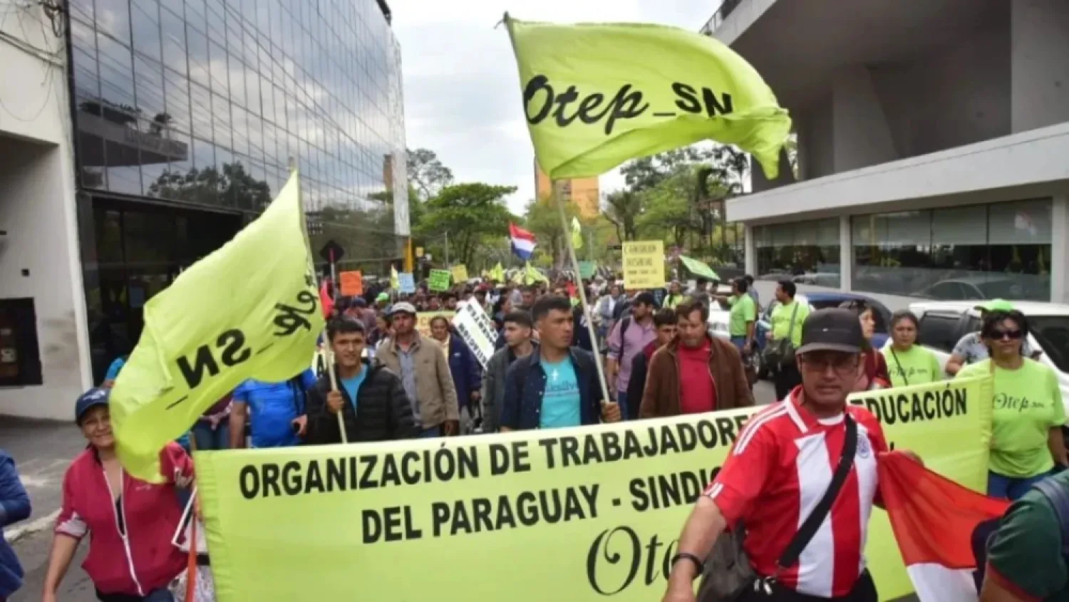 Maestros en su día reclaman mejores condiciones laborales