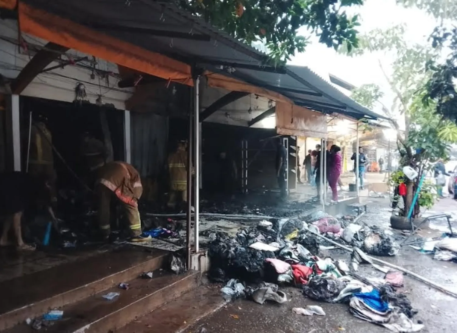 Incendio destruye algunas casillas en la linea fronteriza