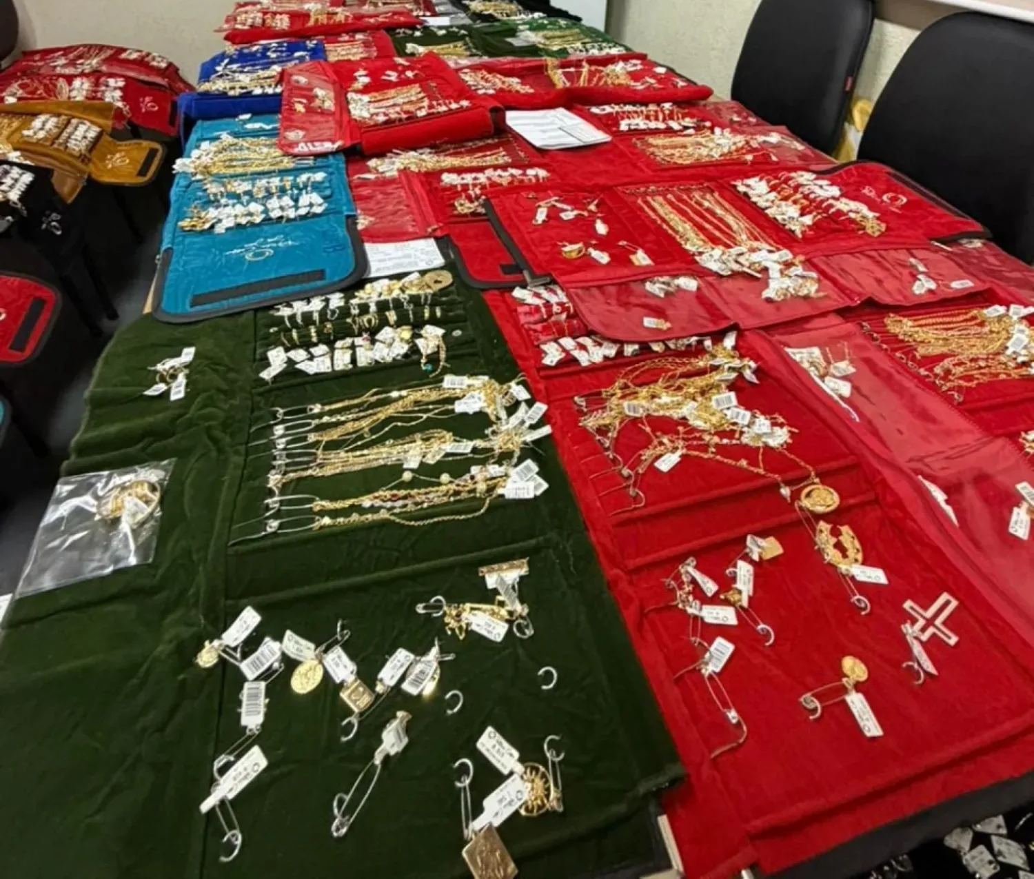 DNIT decomisa una buena cantidad de semi joyas