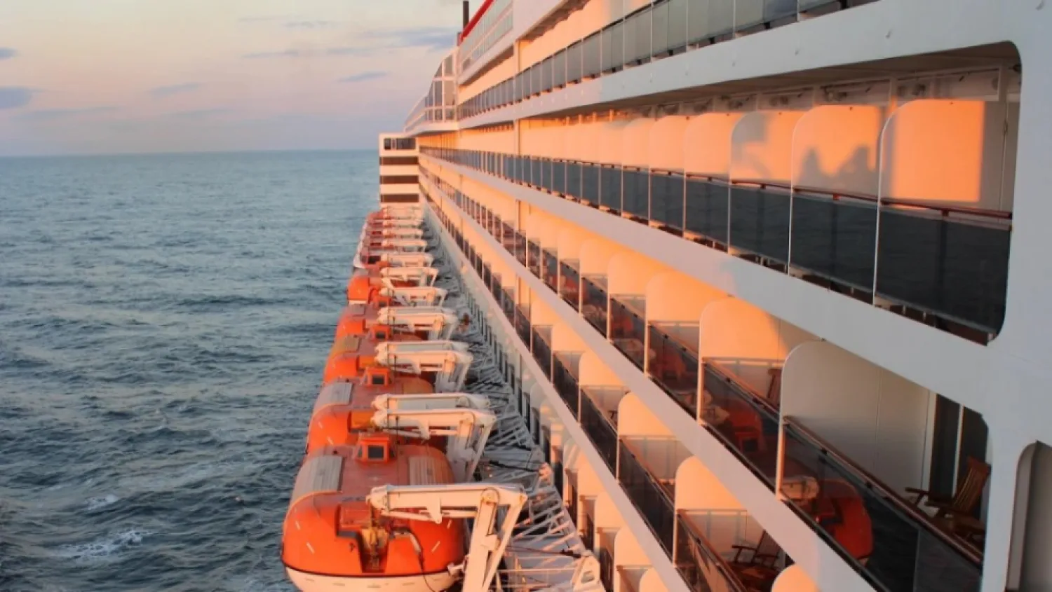Dos muertos por un foco de síndrome respiratorio agudo en crucero que navega por el Atlántico