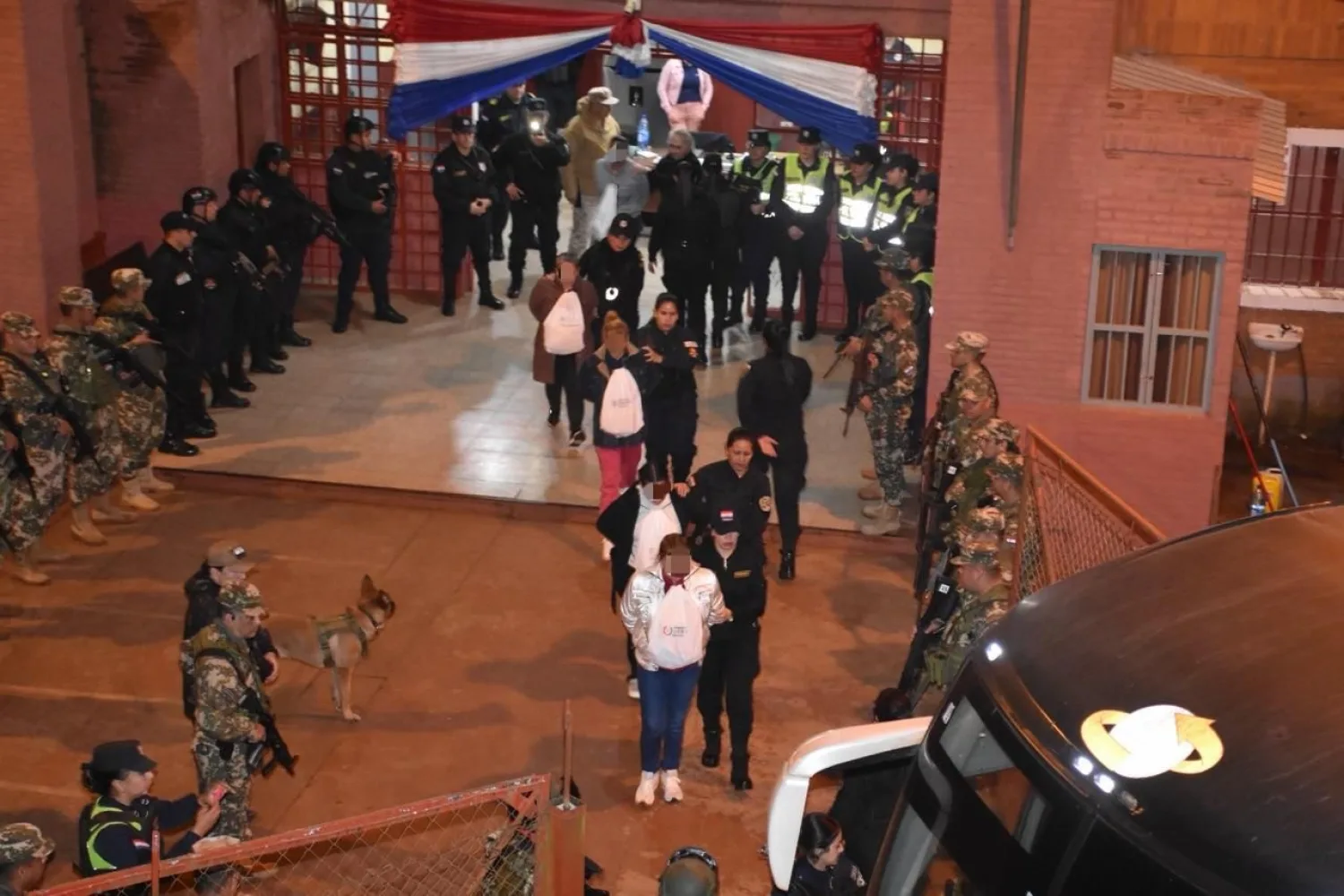 En medio del OPERATIVO UMBRAL 2.5 TRANSLADAN A MUJERES PRIVADADA DE LIBERTAD