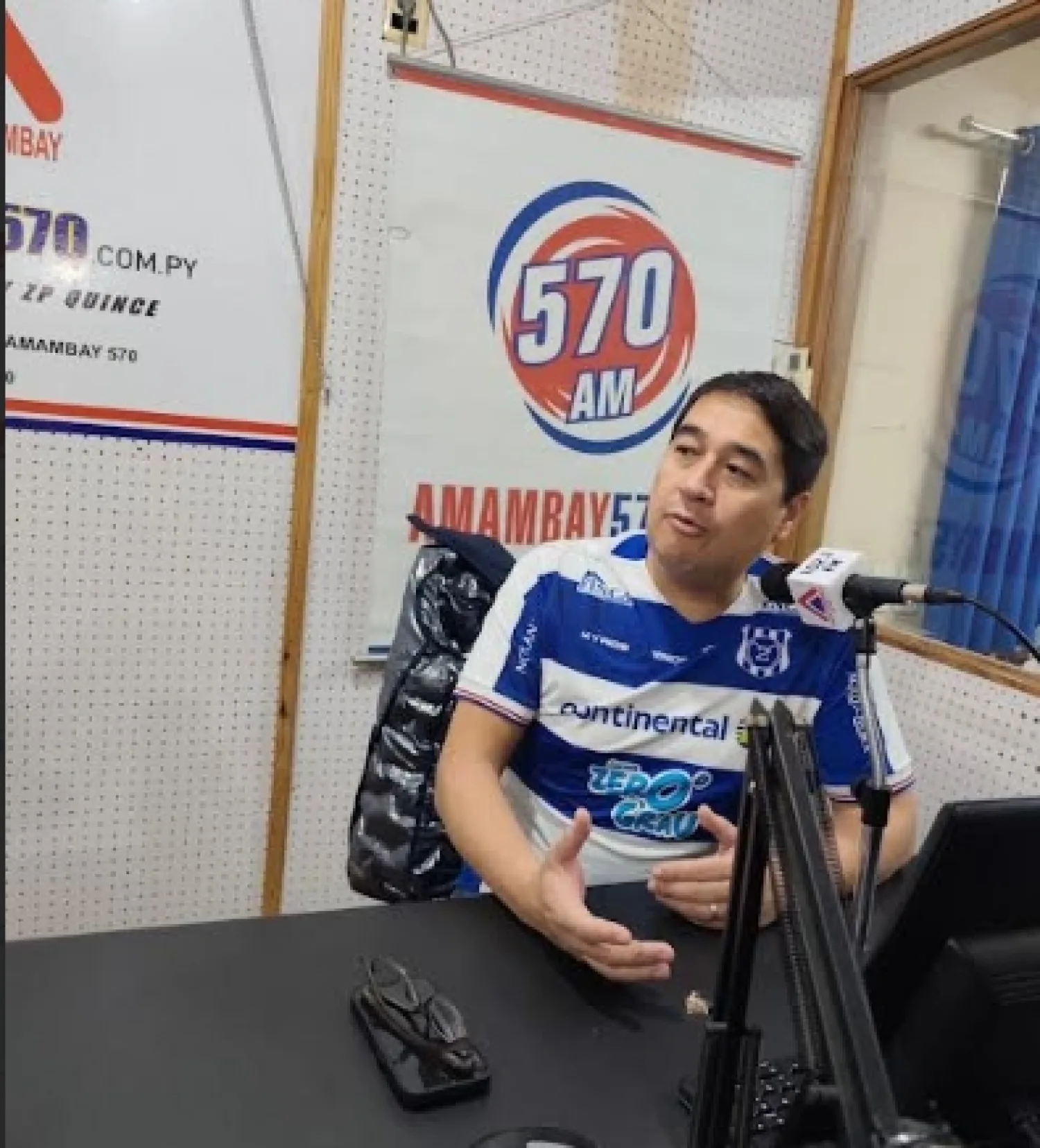 Senador Eduardo Nakayama visita estudios de la 570 AM Radio AMAMBAY