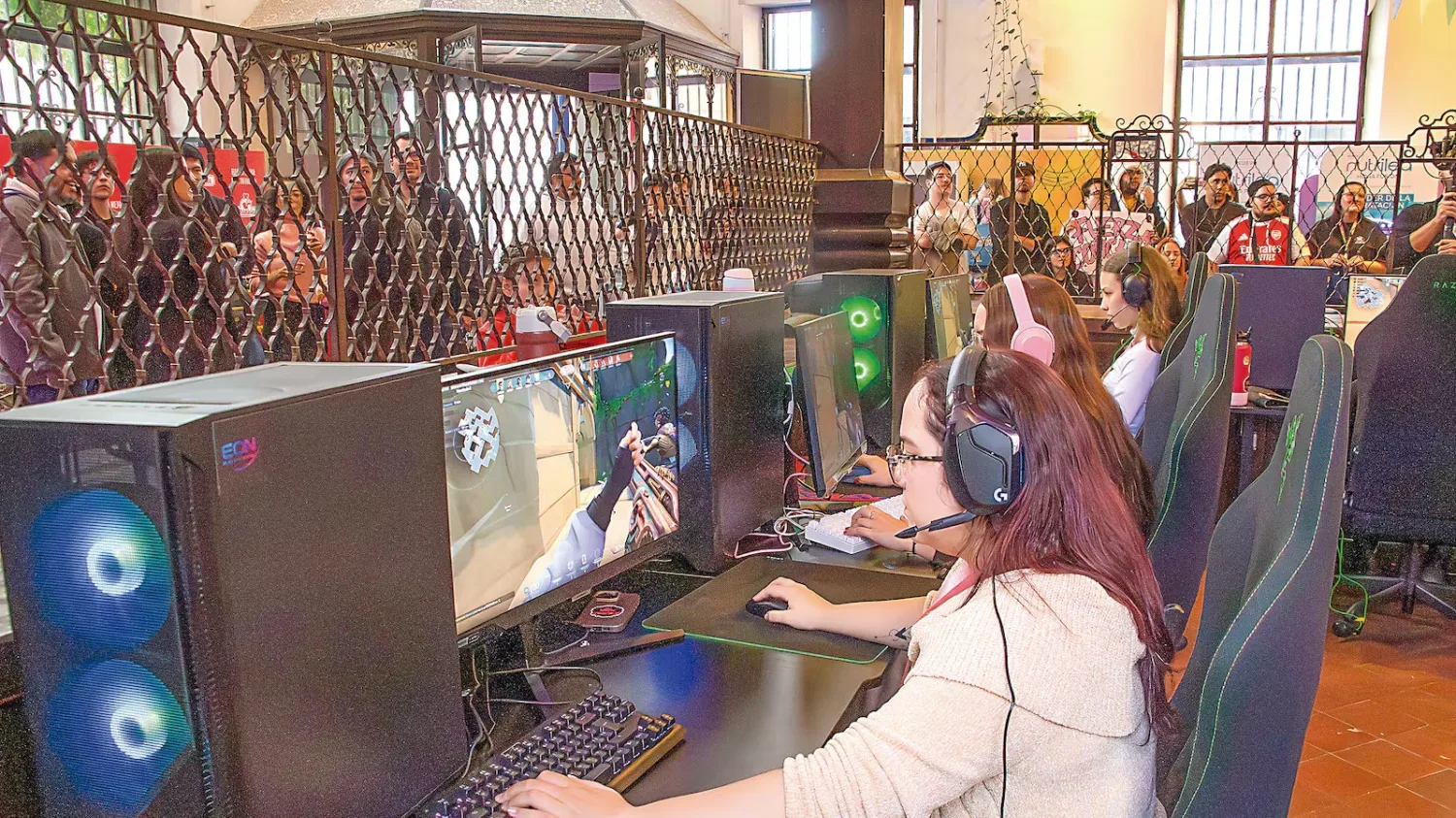 Chicas demostraron sus destrezas en novedoso torneo de videojuegos
