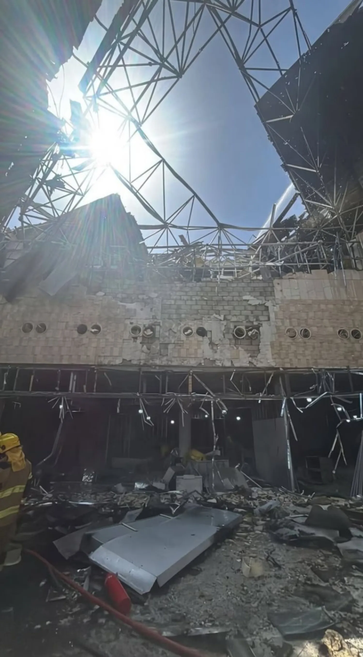 El régimen de Irán atacó con drones el Aeropuerto Internacional de Kuwait y dejó un muerto y varios heridos