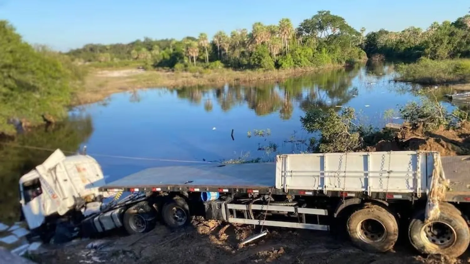 Chofer muere tras caer con su camión al río Aguaray, en el Chaco