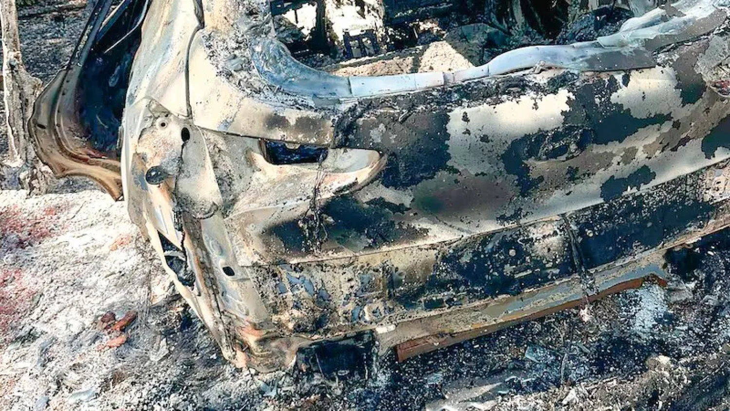 Dos rodados calcinados podrían revelar la ruta de los asaltantes