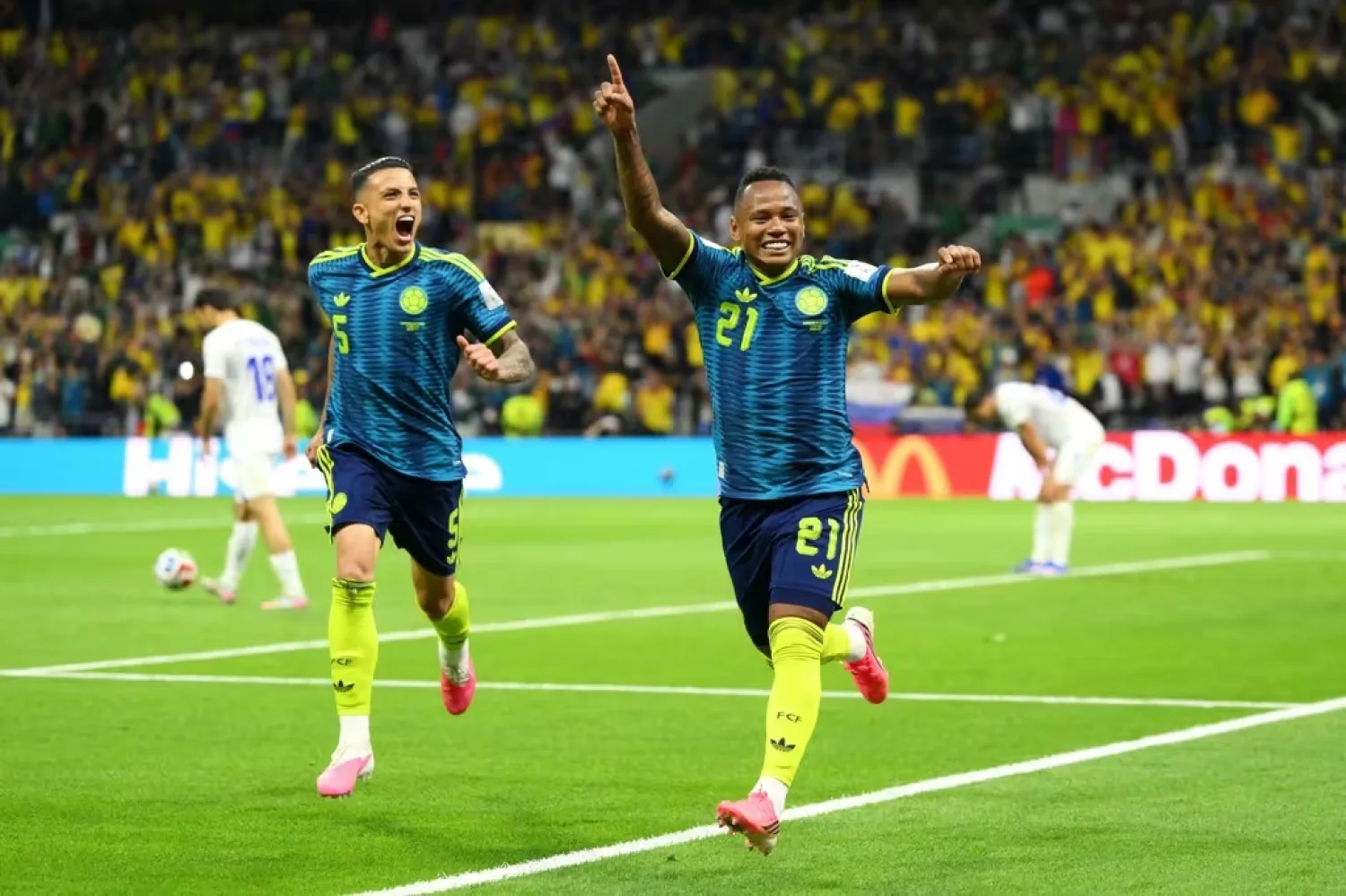 Colombia aguanta y se queda con los puntos en su debut