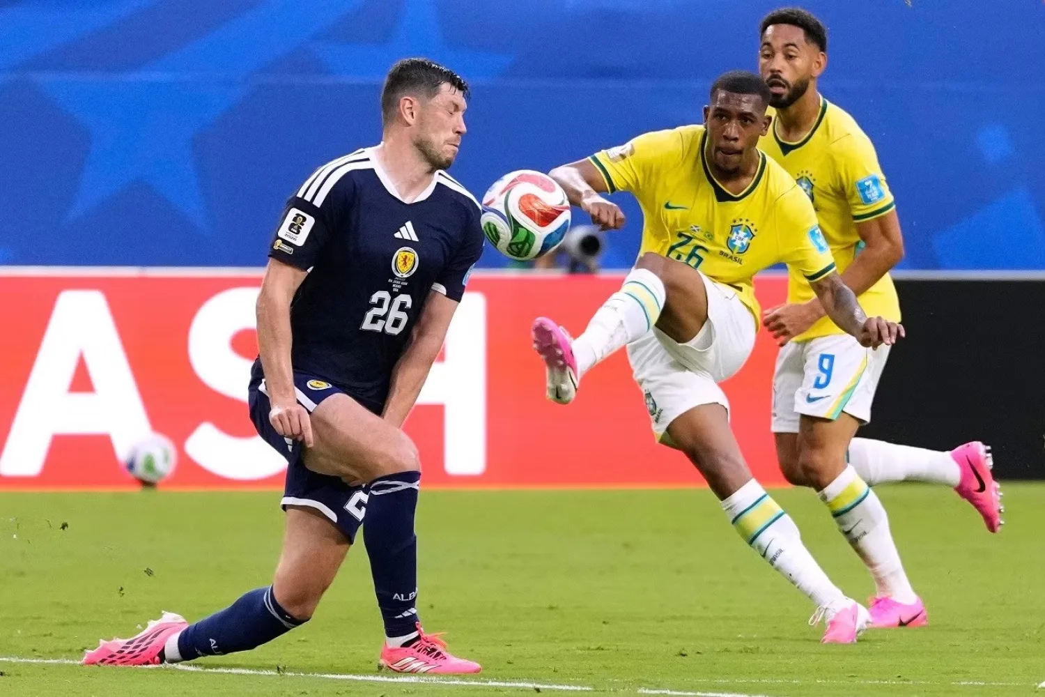 Brasil golea y es primero en su grupo