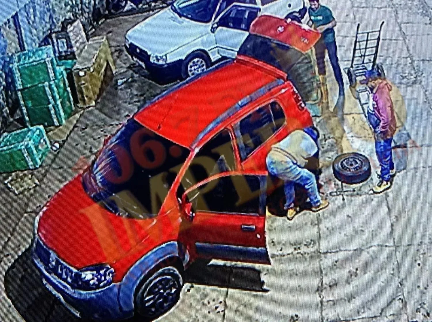 Asaltan transportadora en el barrio San Blas y se llevan cajas de celulares, cigarrillos y un vehículo