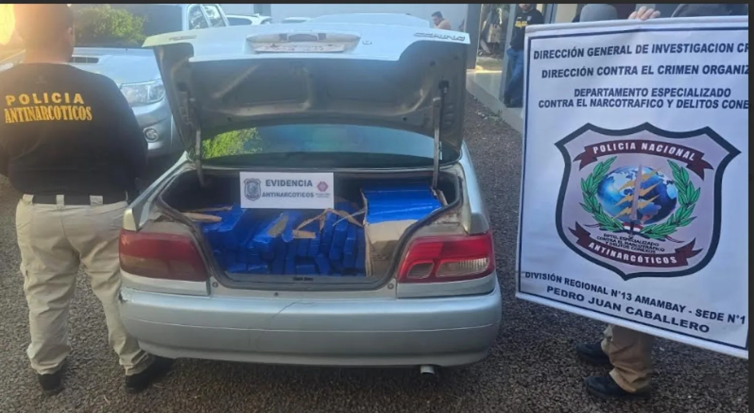 Agentes de Antinarcóticos de la Regional N° 13 SEDE Nº 1 incautan droga en la vía publica