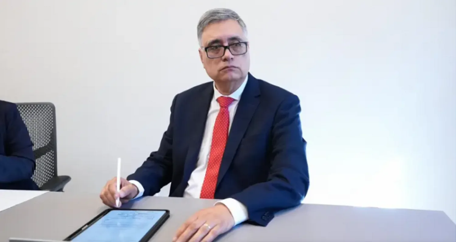 Santiago Peña cambia al presidente de la ANDE y designa como nuevo titular a Miguel Báez Reyes