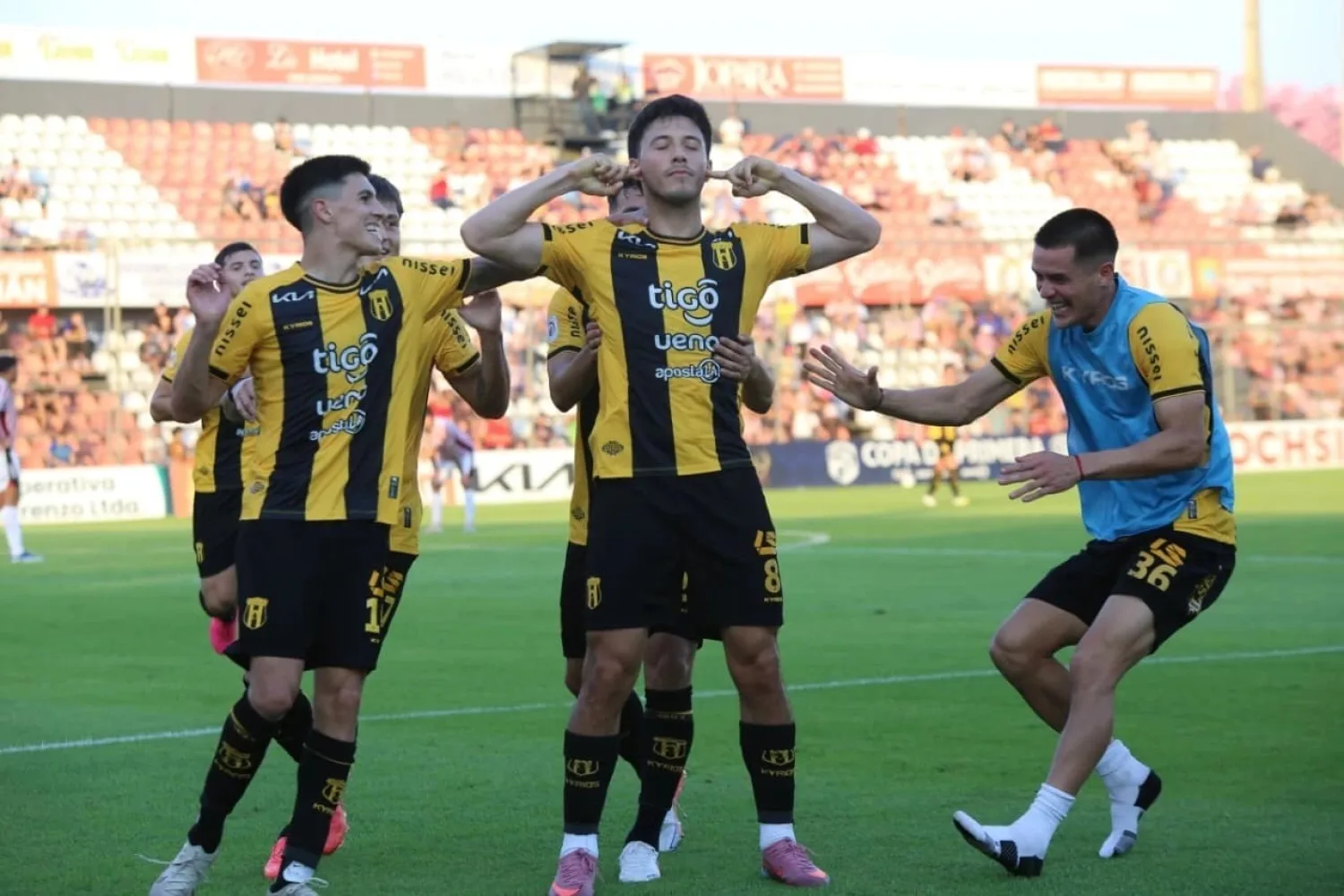 Guaraní celebra en el final tras vencer a San Lorenzo