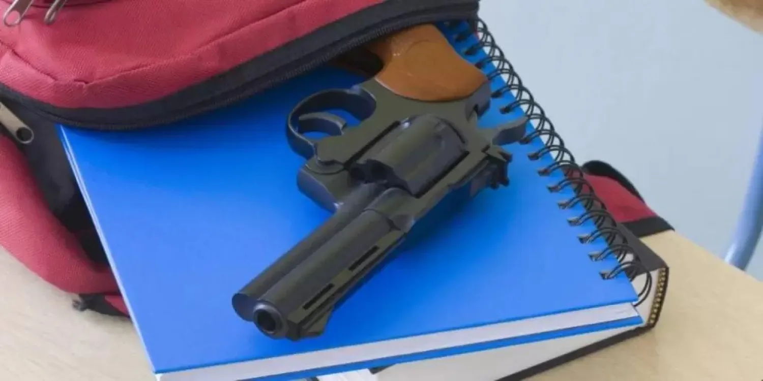 Alarma en CDE: estudiante sacó un arma y apuntó a un compañero dentro de una institución educativa