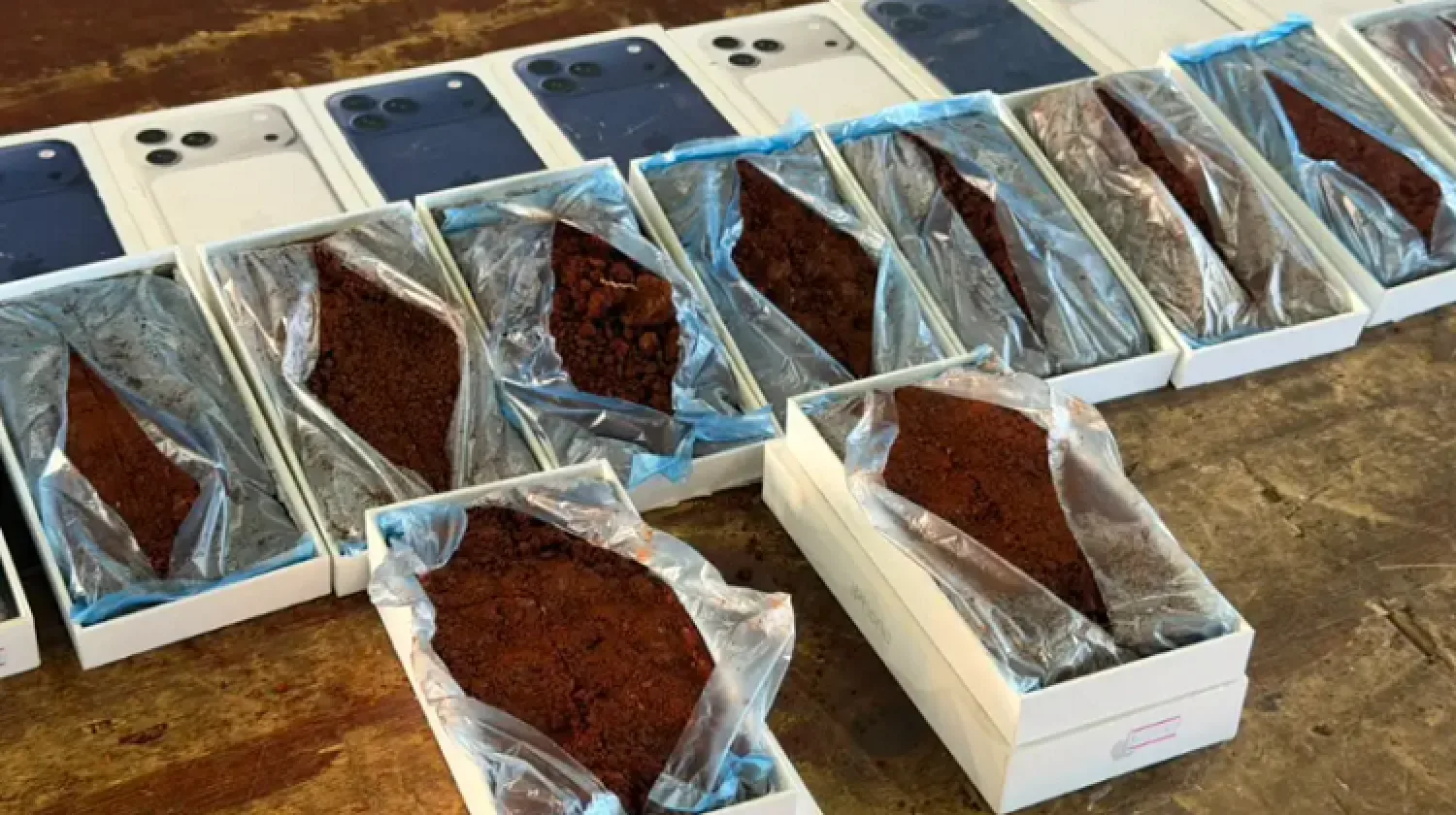 Llevaba cajas con tierra en vez de celulares y cayó en control de Brasil