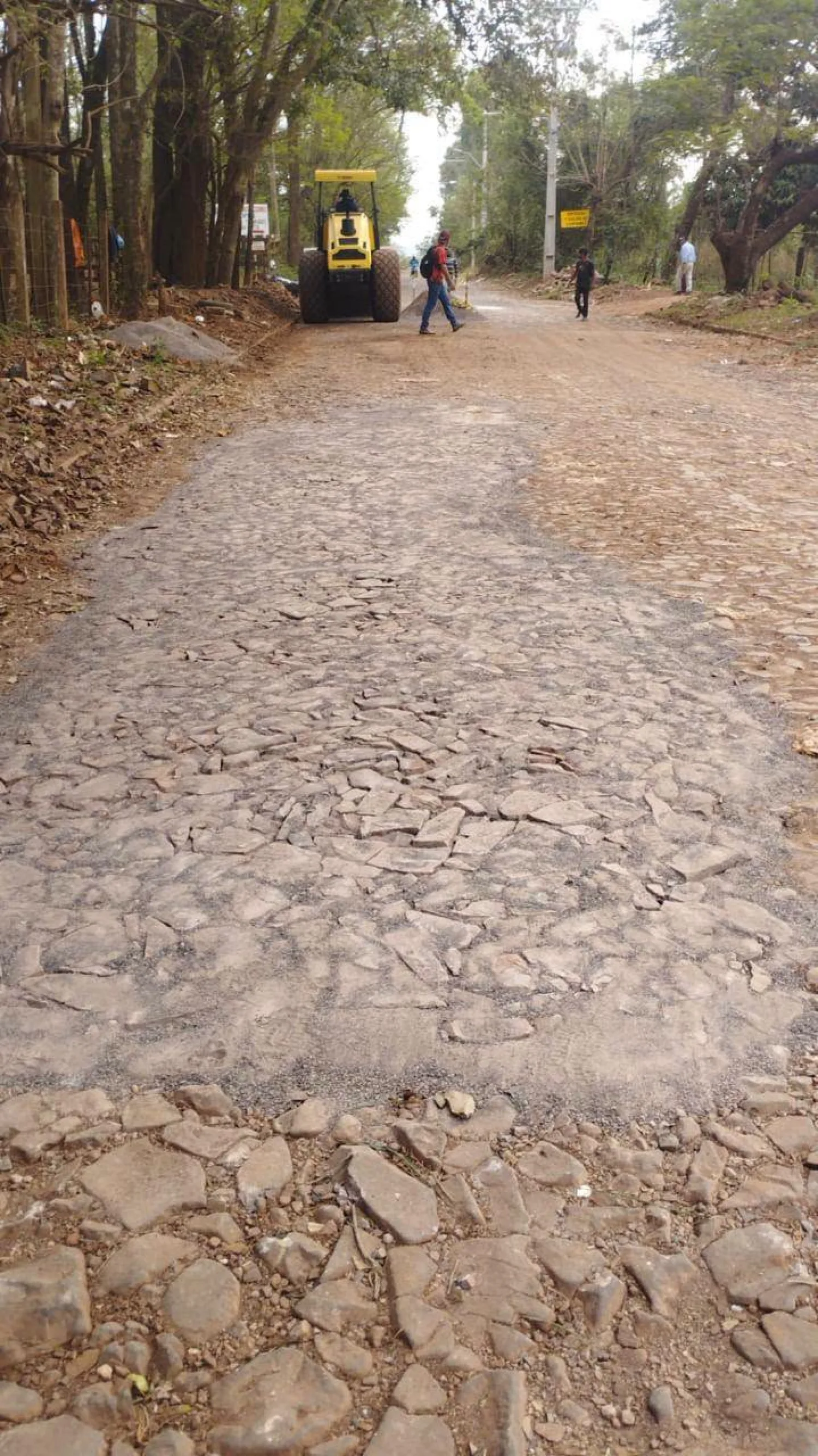 BARRIO GRAL. GÉNES: " RECIBE BACHEO EN PIEDRA PARA MEJORAR LA MOVILIDAD."