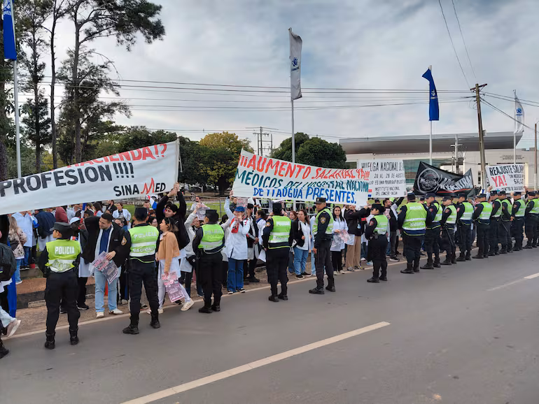 Huelga de médicos: acusan a la Policía de intentar censurar sus carteles