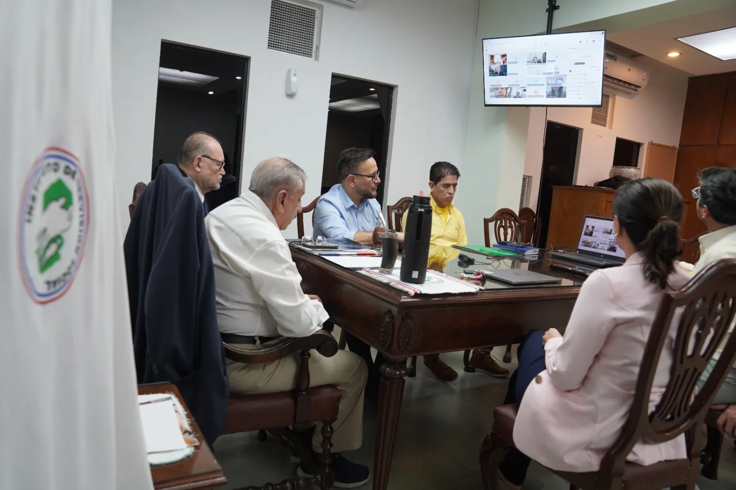 Anuncian reducción de carga horaria, desprecarización y concurso para subespecialistas en el IPS