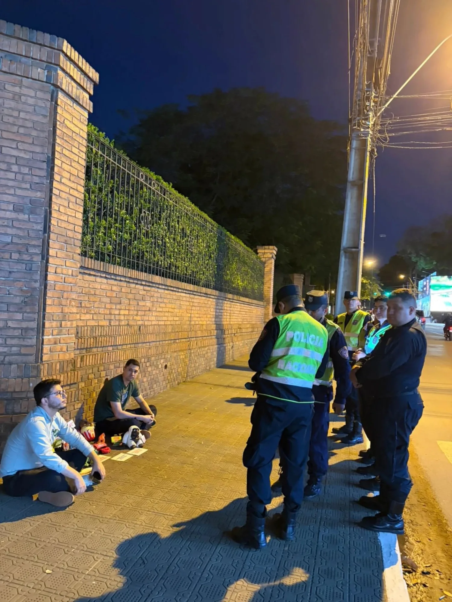 Policía reprime a jóvenes y retienen juguetes en protesta a favor de médicos frente a vivienda de Cartes