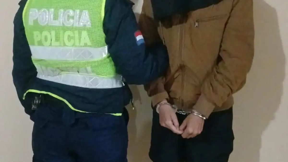 Aprehenden a una mujer que tenía una pistola y otros objetos