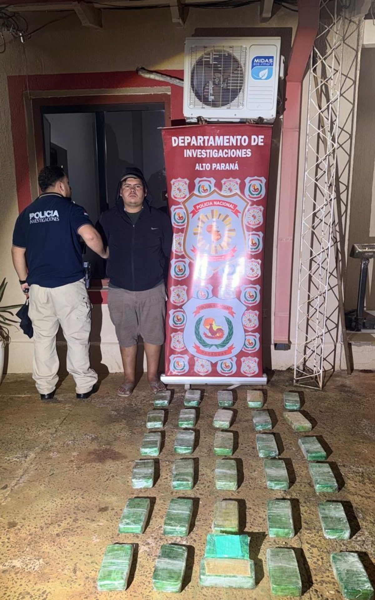 CIUDAD DEL ESTE:  Incautan casi 32 kilos de pasta base de cocaína en camión