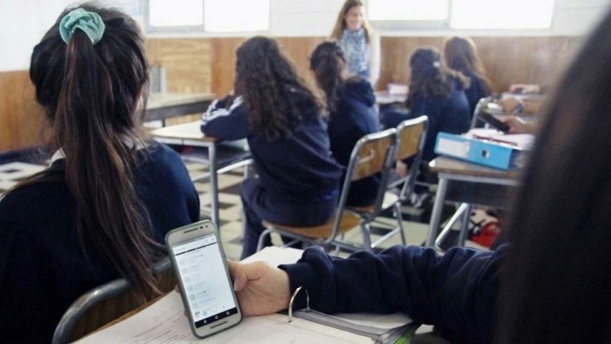 Queda sancionada la ley que prohíbe celulares en las escuelas