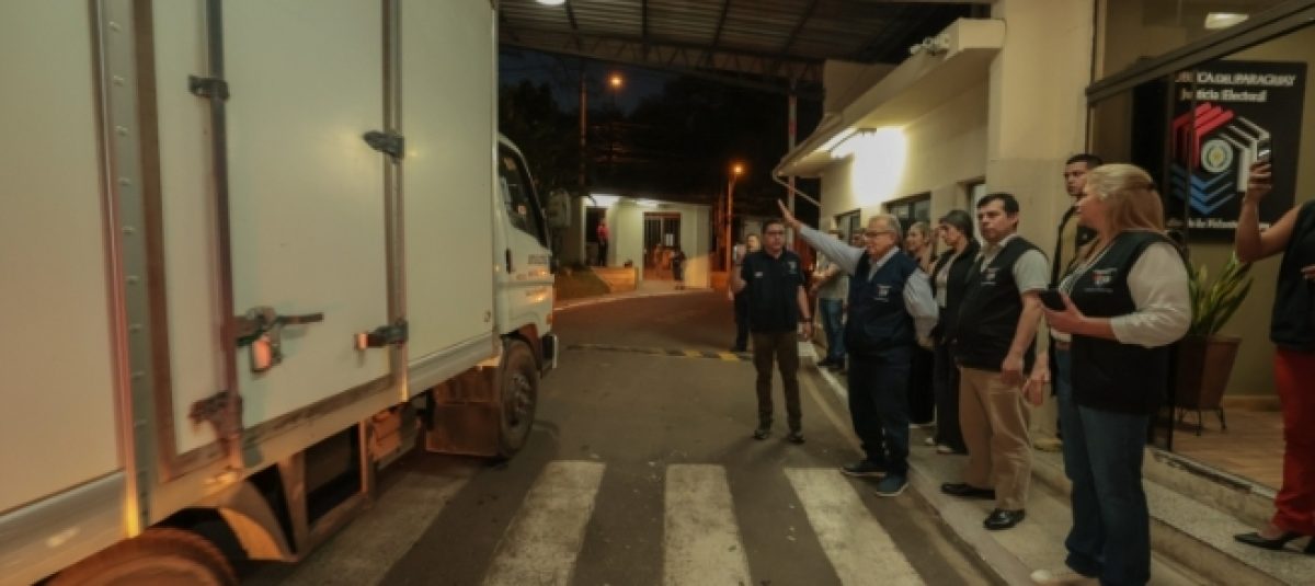 Parten máquinas de votación y maletines electorales a los distritos más alejados