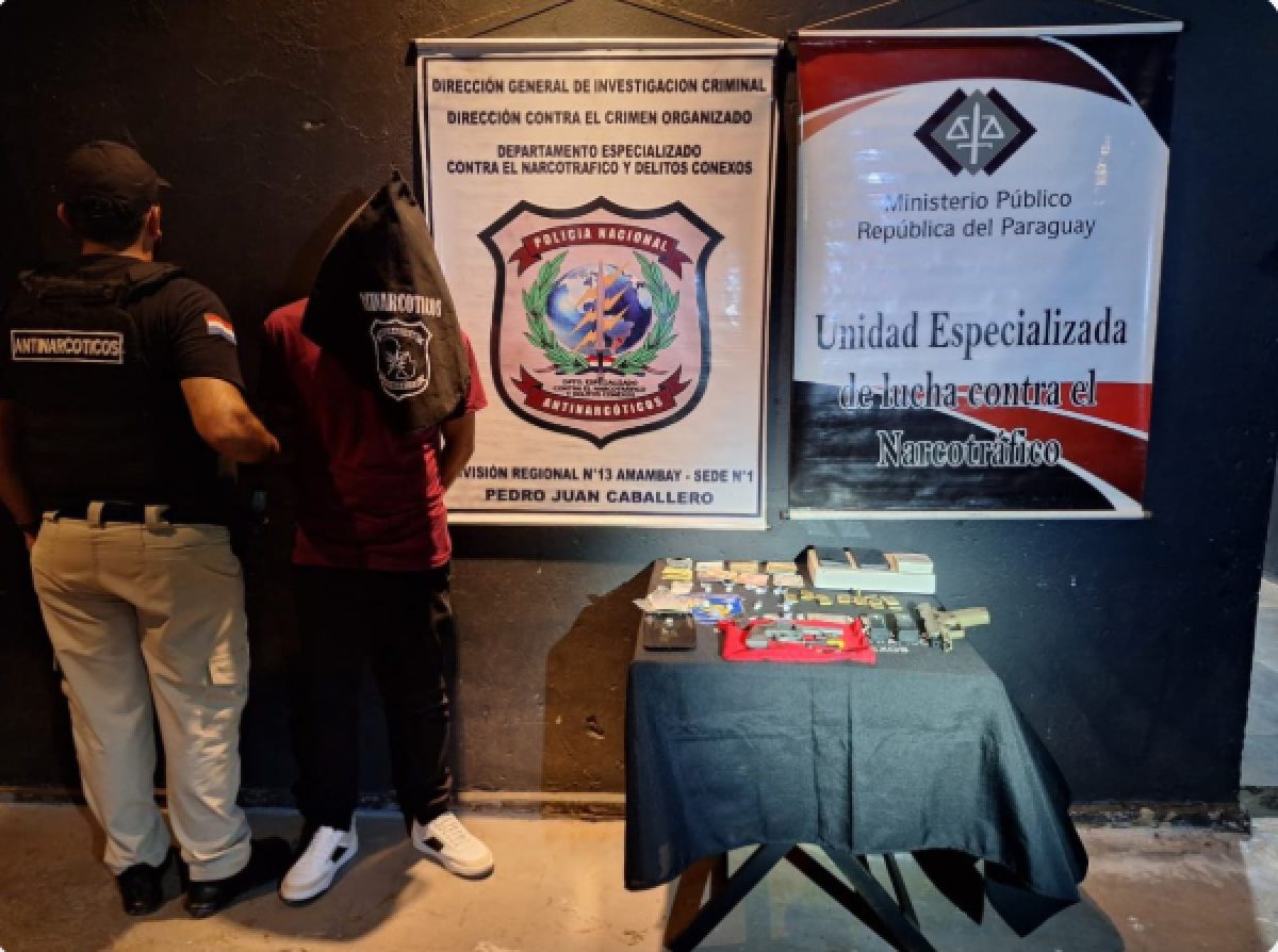 Allanan local gastronómico en Pedro Juan Caballero y detienen a un joven; incautan supuesta cocaína y armas