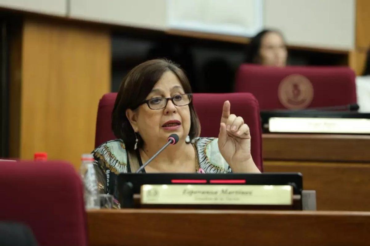 Esperanza Martínez acusa al MEC de promover roles machistas en materiales educativos