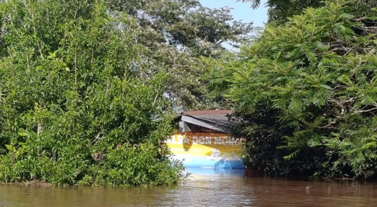 Crecida golpea a Bella Vista: balsas no operan y base naval casi queda bajo agua